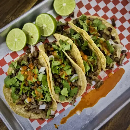 Grilled carne asada street tacos on corn tortilla with cilantro, onion and green salsa — Takitos Con Sabor TX